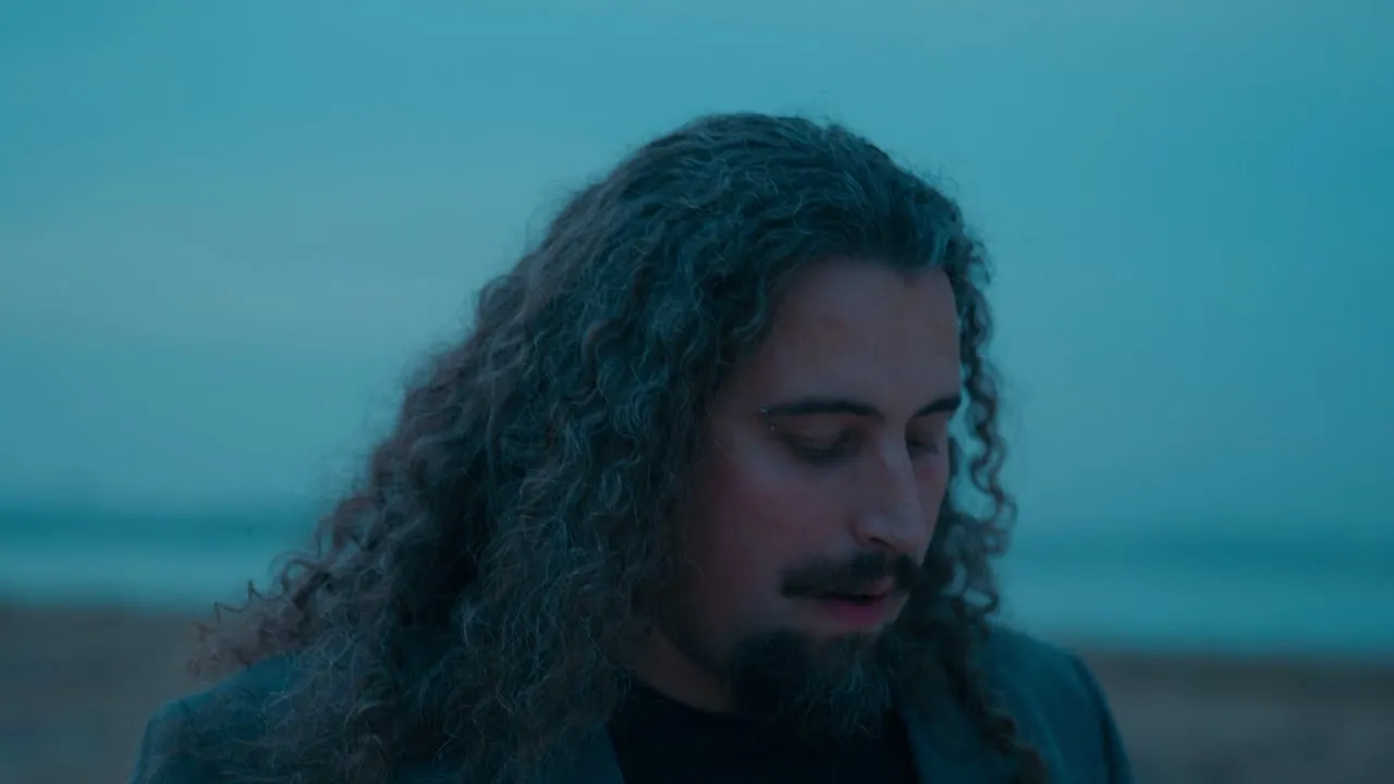 Rui Luís, banhado pela luz azul do videoclipe de Bem